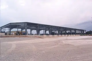 Custom-engineered long span building offering wide, pillar-free interiors.
